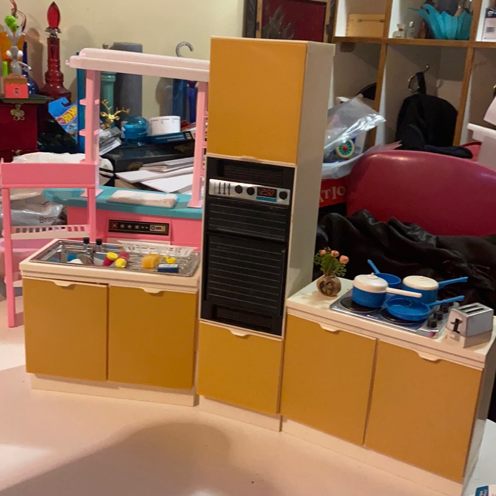 Vintage Sindy Kitchen Stove, Sink , Tall Stove Marx Toys Accessories.